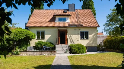 Trivsam villa med gästhus och garage
