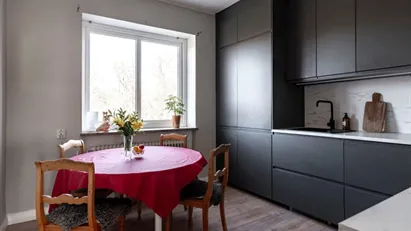 Ljus 3:a med balkong högst upp i huset på omtyckta Länna