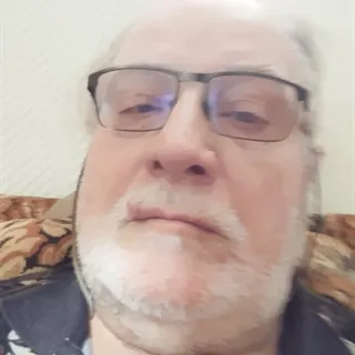 3 RUMS MARKLÄGENHET,ELLER MED HISS ,SVÅRT ATT GÅ,ANVÄNDER RULATER